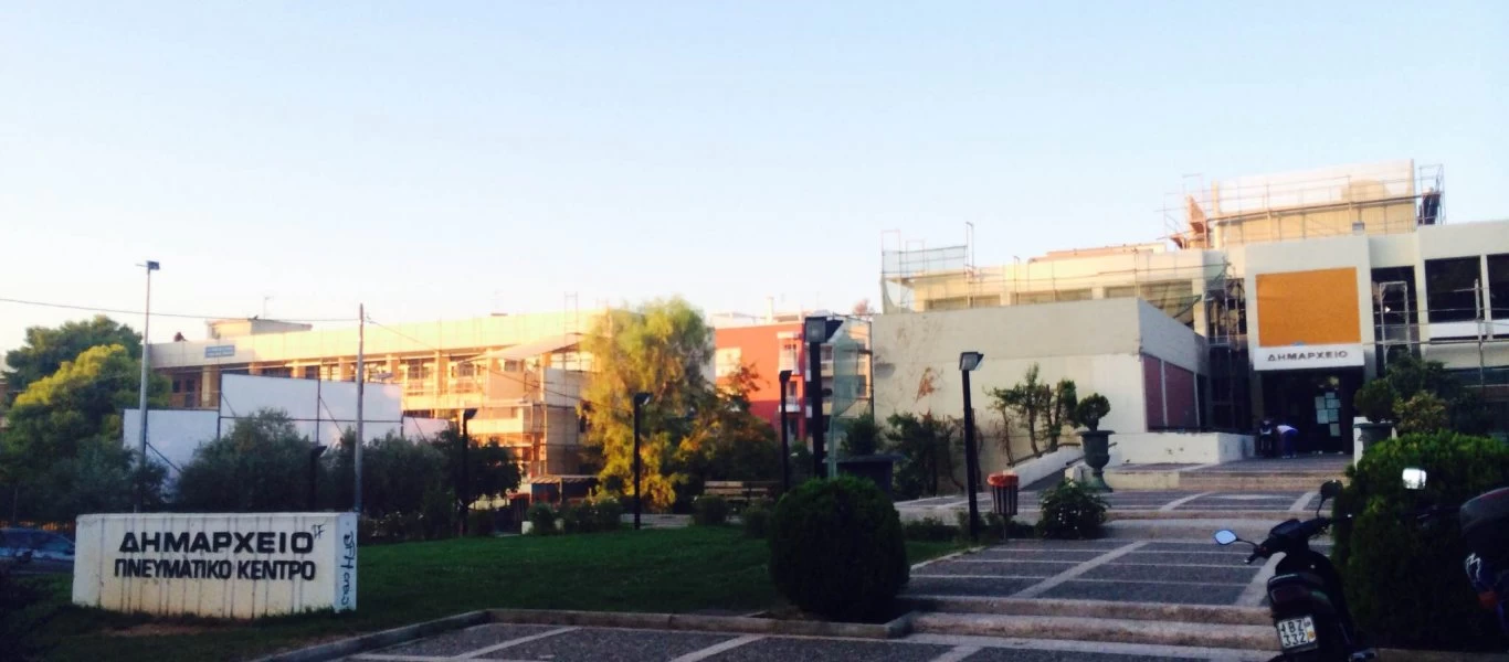 Απίστευτο και όμως ελληνικό: Δήμος πλήρωσε σε ιδιωτική εταιρεία 40.000€ για να μαζέψει… νεράντζια από τα δέντρα